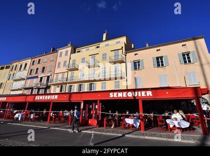 Illustrationen von Saint Tropez. Eines der beliebtesten Cafe-Patisserie Senequier Saint Tropez, im Südosten Frankreichs, am 19. Mai 2021. Foto von Christian Liewig/ABACAPRESS.COM Stockfoto