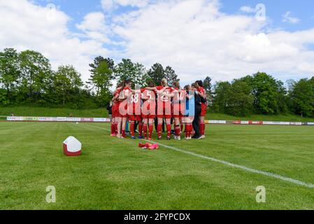 Aschheim, Deutschland. Mai 2021. FC Bayern München huddle nach dem 2. Fußball-Bundesliga-Spiel zwischen dem FC Bayern München II und dem Wuerzburger Kickers im Sportpark Aschheim. Kredit: SPP Sport Pressefoto. /Alamy Live News Stockfoto