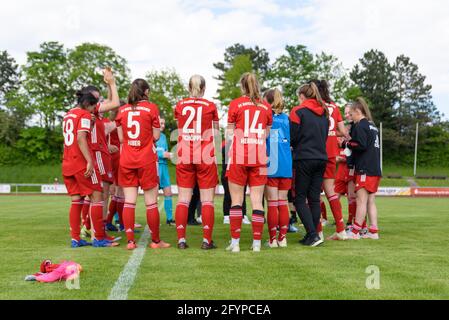 Aschheim, Deutschland. Mai 2021. FC Bayern München huddle nach dem 2. Fußball-Bundesliga-Spiel zwischen dem FC Bayern München II und dem Wuerzburger Kickers im Sportpark Aschheim. Kredit: SPP Sport Pressefoto. /Alamy Live News Stockfoto