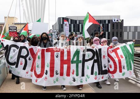 Demonstranten versammeln sich in Media City, Salford, Greater Manchester, Großbritannien. Die Demonstration begann am 29. Mai 2021 um 12 Uhr. Der Protest sollte die Unterstützung für das palästinensische Volk und gegen die jüngste Eskalation des Konflikts in der Region zeigen. In Palästina ist das palästinensische Volk nach Raketen, die von der regierenden Hamas-militanten Gruppe aus Gaza abgefeuert wurden, einem ständigen Sperrfeuer aus Israel ausgesetzt. Ein Waffenstillstand wurde angekündigt. Der Waffenstillstand begann am Freitag, den 20. Mai 2021, und endete damit 11 Tage lang. Bild: Gary Roberts/worldwidefeatures.com Stockfoto