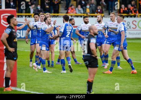 Castleford, England - 28. Mai 2021 - Leeds Rhinos Spieler feiern Versuch während der Rugby League Betfred Super League Runde 8 Castleford Tigers vs Leeds Rhinos im Mend-A-Hose Stadium, Castleford, Großbritannien Dean Williams/Alamy Live News Stockfoto