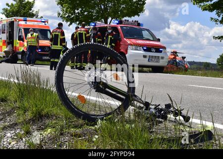 Ettringen, Deutschland. Mai 2021. Der vordere Teil eines Mountainbikes liegt an der Seite der Straße. Zwei Menschen starben bei einem schweren Unfall zwischen einem Radfahrer und einem Motorradfahrer im Landkreis Unterallgäu. Laut Polizei wollte der Radfahrer 2015 die Staatsstraße überqueren. Wahrscheinlich hat er den Motorradfahrer übersehen. Es kam zur Kollision. Beide Männer erlagen am Unfallort ihren schweren Verletzungen. Quelle: Nicols Schäfers/-/dpa/Alamy Live News Stockfoto