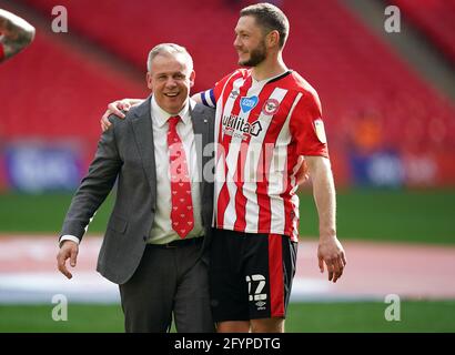 Jon Varney, Chief Executive von Brentford, und Henrik Dalsgaard feiern die Beförderung zur Premier League, nachdem sie das Playoff-Finale der Sky Bet Championship im Wembley Stadium, London, gewonnen haben. Bilddatum: Samstag, 29. Mai 2021. Stockfoto