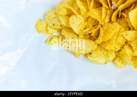 Kartoffelchips aus nächster Nähe. Geöffnete Quick Bite Fried Potato Chip Scheiben Stockfoto