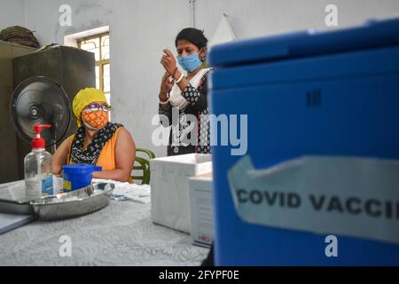 Kalkutta, Indien. Mai 2021. (5/29/2021) EIN Gesundheitsmitarbeiter bereitet eine Dosis Covishield (Covid-19-Impfstoff) in einem westbengalischen staatlichen Impfzentrum für Gesundheit in Kalkutta vor. (Foto: Sudipta das/Pacific Press/Sipa USA) Quelle: SIPA USA/Alamy Live News Stockfoto