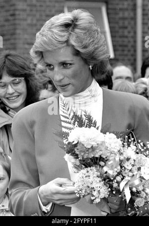 Prinzessin Diana besucht das Boyd Court Guinness Trust Housing Estate, Bracknell, Berkshire. März 1988 Stockfoto