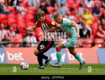 Wembley Stadium, London, Großbritannien. Mai 2021. English Football League Championship Football, Playoff Final, Brentford FC gegen Swansea City; Mads Roerslev von Brentford wird von Jake Bidwell von Swansea City herausgefordert Credit: Action Plus Sports/Alamy Live News Stockfoto