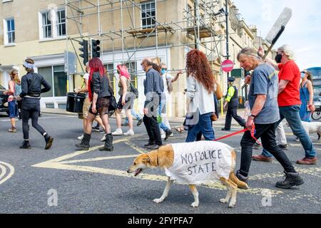 Bath, Somerset, Großbritannien. Mai 2021. Töten Sie den Gesetzentwurf Demonstranten, die regierungsfeindliche Plakate und Schilder tragen, sind abgebildet, während sie an einem protestmarsch durch das Zentrum von Bath teilnehmen. Die Demonstranten gingen auf die Straße, um über die Gesetzesvorlage für Polizei, Kriminalität, Verurteilung und Gerichte zu demonstrieren, die die britische Regierung in Kraft setzen will.die Gesetzesvorlage enthält wichtige Vorschläge der Regierung zu Kriminalität und Gerechtigkeit in England und Wales. Quelle: Lynchpics/Alamy Live News Stockfoto