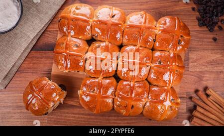 Ein Schuss frisch gebackener, heißer Brötchen auf einem Holztisch in einer Küche Stockfoto