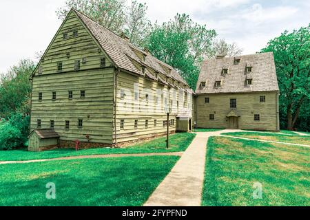 Ephrata, PA, USA - 11. Mai 2021: Gebäude auf dem Ephrata-Kreuzgang-Gelände und in der Altstadt von Lancaster County, PA. Stockfoto