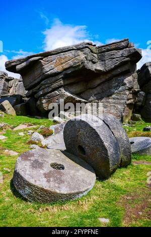 Verlassene Mühlsteine am Gritstone-Rand von Stanage, Peak District, Derbyshire Stockfoto