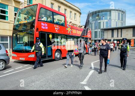 Bath, Somerset, Großbritannien. Mai 2021. Passagiere in einem Sightseeing-Bus sehen sich an, als „Kill the Bill“ Demonstranten, die regierungsfeindliche Plakate und Schilder tragen, an einem Protestmarsch durch das Zentrum von Bath teilnehmen. Die Demonstranten gingen auf die Straße, um über die Gesetzesvorlage für Polizei, Kriminalität, Verurteilung und Gerichte zu demonstrieren, die die britische Regierung in Kraft setzen will.die Gesetzesvorlage enthält wichtige Vorschläge der Regierung zu Kriminalität und Gerechtigkeit in England und Wales. Quelle: Lynchpics/Alamy Live News Stockfoto