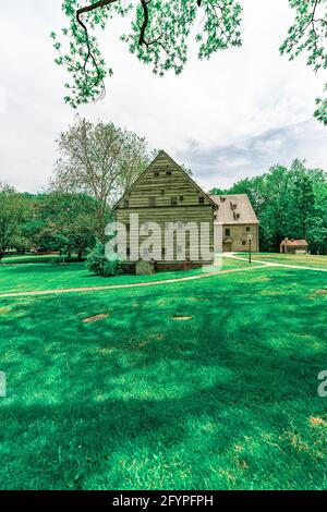 Ephrata, PA, USA - 11. Mai 2021: Gebäude auf dem Ephrata-Kreuzgang-Gelände und in der Altstadt von Lancaster County, PA. Stockfoto