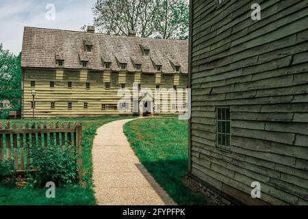 Ephrata, PA, USA - 11. Mai 2021: Gebäude auf dem Ephrata-Kreuzgang-Gelände und in der Altstadt von Lancaster County, PA. Stockfoto