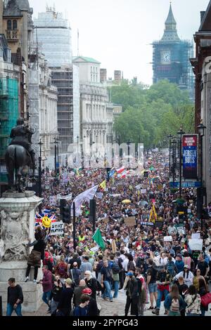 London, Großbritannien. Mai 2021. Whitehall füllt sich mit Demonstranten während eines Anti-Lockdown-marsches. Tausende von Menschen traten unter dem Banner hervor, um sich für den Frieden und ihre Menschenrechte zu vereinigen. Die Zahl der Teilnehmer an den Protesten ist seit Einführung der COVID-19-Beschränkungen von Monat zu Monat gestiegen. Kredit: SOPA Images Limited/Alamy Live Nachrichten Stockfoto