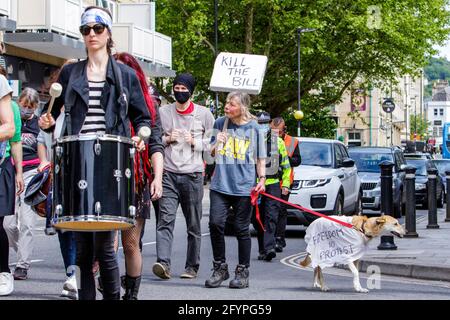 Bath, Somerset, Großbritannien. Mai 2021. Töten Sie den Gesetzentwurf Demonstranten, die regierungsfeindliche Plakate und Schilder tragen, sind abgebildet, während sie an einem protestmarsch durch das Zentrum von Bath teilnehmen. Die Demonstranten gingen auf die Straße, um über die Gesetzesvorlage für Polizei, Kriminalität, Verurteilung und Gerichte zu demonstrieren, die die britische Regierung in Kraft setzen will.die Gesetzesvorlage enthält wichtige Vorschläge der Regierung zu Kriminalität und Gerechtigkeit in England und Wales. Quelle: Lynchpics/Alamy Live News Stockfoto