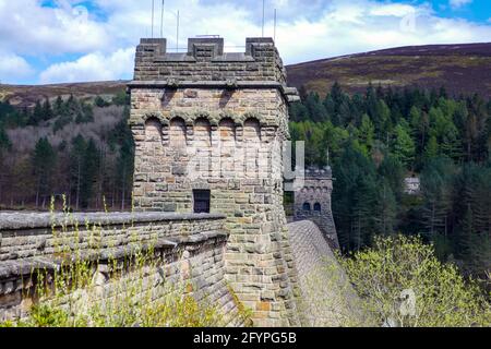 Gritstone liegt am Derwent Reservoir and Dam, Ladybower, Peak District, Derbyshire, Großbritannien Stockfoto