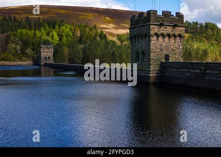 Gritstone liegt am Derwent Reservoir and Dam, Ladybower, Peak District, Derbyshire, Großbritannien Stockfoto