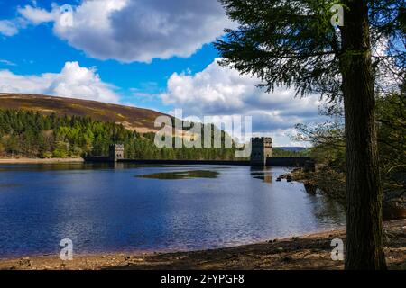 Gritstone liegt am Derwent Reservoir and Dam, Ladybower, Peak District, Derbyshire, Großbritannien Stockfoto
