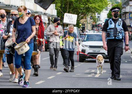 Bath, Somerset, Großbritannien. Mai 2021. Töten Sie den Gesetzentwurf Demonstranten, die regierungsfeindliche Plakate und Schilder tragen, sind abgebildet, während sie an einem protestmarsch durch das Zentrum von Bath teilnehmen. Die Demonstranten gingen auf die Straße, um über die Gesetzesvorlage für Polizei, Kriminalität, Verurteilung und Gerichte zu demonstrieren, die die britische Regierung in Kraft setzen will.die Gesetzesvorlage enthält wichtige Vorschläge der Regierung zu Kriminalität und Gerechtigkeit in England und Wales. Quelle: Lynchpics/Alamy Live News Stockfoto