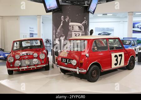 Morris Mini-Cooper S (1964 und 1963), beide Gewinner der Rallye Monte Carlo, British Motor Museum, Gaydon, Warwick, West Midlands, England, Großbritannien, Europa Stockfoto