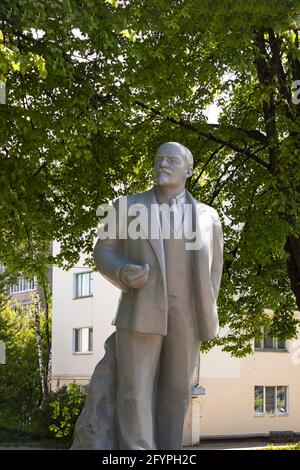 WEISSRUSSLAND, POLOTSK - 25. MAI 2021: Denkmal für Lenin unter den Bäumen im Sommer Stockfoto