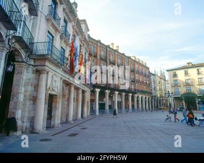 PLAZA MAYOR PORTICADA CON EL AYUNTAMIENTO. Lage: AUSSEN. BURGOS. SPANIEN. Stockfoto