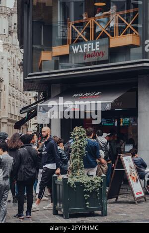 Brüssel, Belgien - 16. August 2019: Touristen warten auf eine Straße, um Waffeln von Waffle Factory, einem beliebten Café und einem Waffelgeschäft in Brüssel, zu kaufen. Stockfoto