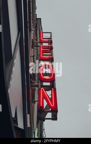 Brüssel, Belgien - 17. August 2019: Leuchtreklame auf dem Gebäude des 1893 gegründeten und bekannten familiengeführten Restaurants, dem „The Guild“ in Brüssel Stockfoto