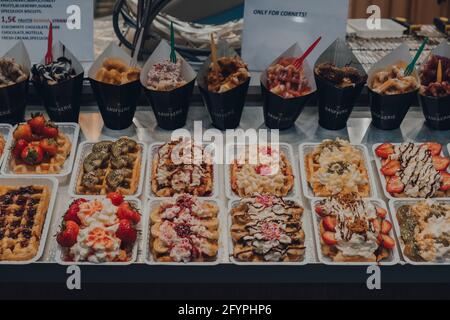 Brüssel, Belgien - 17. August 2019: Belgische Waffeln mit einer Vielzahl von Belägen an einem Fenster von La Gaufrerie, einem beliebten Café in Brüssel, selektiver FOC Stockfoto