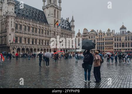 Brüssel, Belgien - 17. August 2019: Blick auf die Touristen auf dem Grand Place, dem zentralen Platz von Brüssel, umgeben von opulenten Guildhallen, der Stadt Stockfoto