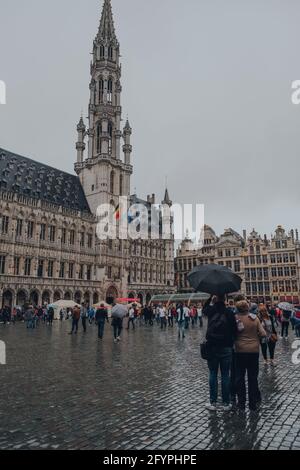 Brüssel, Belgien - 17. August 2019: Blick auf die Touristen auf dem Grand Place, dem zentralen Platz von Brüssel, umgeben von opulenten Guildhallen, der Stadt Stockfoto