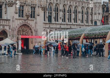 Brüssel, Belgien - 17. August 2019: Menschen am Eingang von Flowertime, einem internationalen Pflanzen- und Blumenarrangement, das alle zwei Jahre stattfindet Stockfoto