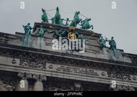 Brüssel, Belgien - 17. August 2019: Nahaufnahme der Details zum Triumphbogen im Parc du Cinquantenaire, einem Park aus dem 19. Jahrhundert in Brüssel, in dem ar beheimatet ist Stockfoto