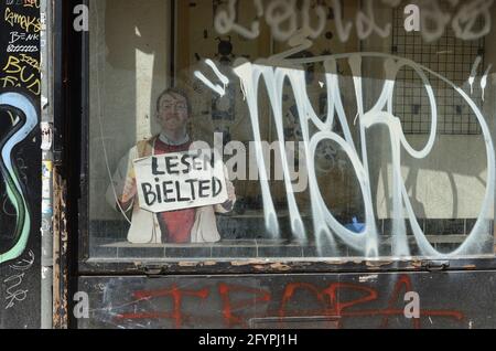 Wien, Österreich. Ausstellung eines verlassenen Ladens in der Neubaugasse in Wien. Tafel mit der Aufschrift 'Lesen erzieht'. Stockfoto