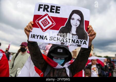 Warschau, Polen. Mai 2021. Ein Protestler hält während der Demonstration ein Plakat. In Warschau versammelten sich in Polen lebende Weißrussen und Polen, um Solidarität mit der belarussischen Nation zu demonstrieren und gegen die Verhaftung von Roman Protasewitsch und die Repressionen gegen Aktivisten durch Aleksander Lukaschenko zu protestieren. Kredit: SOPA Images Limited/Alamy Live Nachrichten Stockfoto