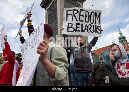 Warschau, Polen. Mai 2021. Demonstranten halten während der Demonstration Plakate. In Warschau versammelten sich in Polen lebende Weißrussen und Polen, um Solidarität mit der belarussischen Nation zu demonstrieren und gegen die Verhaftung von Roman Protasewitsch und die Repressionen gegen Aktivisten durch Aleksander Lukaschenko zu protestieren. Kredit: SOPA Images Limited/Alamy Live Nachrichten Stockfoto