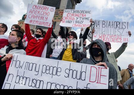 Warschau, Polen. Mai 2021. Demonstranten halten während der Demonstration Plakate. In Warschau versammelten sich in Polen lebende Weißrussen und Polen, um Solidarität mit der belarussischen Nation zu demonstrieren und gegen die Verhaftung von Roman Protasewitsch und die Repressionen gegen Aktivisten durch Aleksander Lukaschenko zu protestieren. Kredit: SOPA Images Limited/Alamy Live Nachrichten Stockfoto