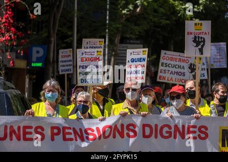 Barcelona, Spanien. Mai 2021. Während der Demonstration zeigten die Demonstranten Plakate, die menschenwürdige Pensionierungen forderten.Hunderte von Demonstranten, meist Rentner, haben in Barcelona demonstriert, die von der "Marea Pensionista" gerufen wurden, um von der spanischen Regierung eine Politik für einen würdigen Ruhestand nach dem Arbeitsleben zu fordern. Kredit: SOPA Images Limited/Alamy Live Nachrichten Stockfoto