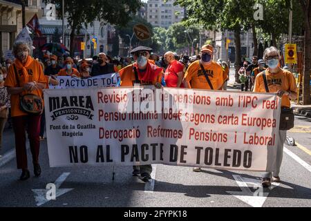 Barcelona, Spanien. Mai 2021. Während der Demonstration hielten Demonstranten ein Transparent, auf dem ihre Meinung zum Ausdruck kam.Hunderte von Demonstranten, meist Rentner, haben in Barcelona demonstriert, die von der "Marea Pensionista" gerufen wurden, um von der spanischen Regierung eine Politik für einen würdigen Ruhestand nach dem Arbeitsleben zu fordern. Kredit: SOPA Images Limited/Alamy Live Nachrichten Stockfoto