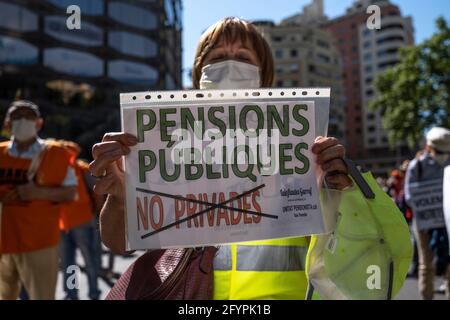 Barcelona, Spanien. Mai 2021. Ein Protestler, der während der Demonstration ein Plakat zur Verteidigung der öffentlichen Renten zeigt.Hunderte von Demonstranten, meist Rentner, haben in Barcelona demonstriert, die von der "Marea Pensionista" gerufen wurden, um von der spanischen Regierung eine Politik für einen würdigen Ruhestand nach dem Arbeitsleben zu fordern. Kredit: SOPA Images Limited/Alamy Live Nachrichten Stockfoto