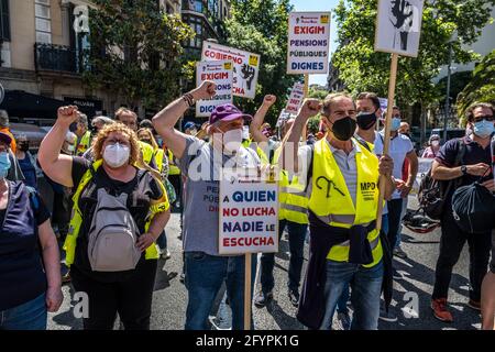 Barcelona, Spanien. Mai 2021. Während der Demonstration sahen die Demonstranten Plakate halten, auf denen ihre Meinung zum Ausdruck kam.Hunderte von Demonstranten, meist Rentner, haben in Barcelona demonstriert, die von der "Marea Pensionista" gerufen wurden, um von der spanischen Regierung eine Politik für einen würdigen Ruhestand nach dem Arbeitsleben zu fordern. Kredit: SOPA Images Limited/Alamy Live Nachrichten Stockfoto