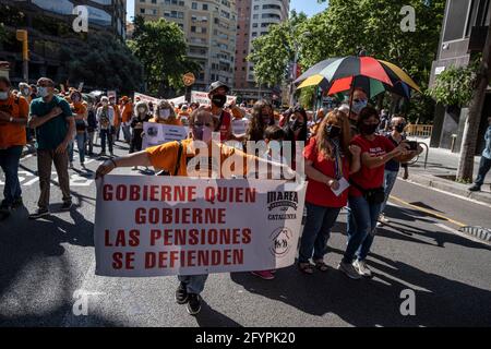 Barcelona, Spanien. Mai 2021. Eine Protesterin, die während der Demonstration ein Transparent mit ihrer Meinung trug.Hunderte von Demonstranten, meist Rentner, haben in Barcelona demonstriert, die von der "Marea Pensionista" gerufen wurden, um von der spanischen Regierung eine Politik für einen würdigen Ruhestand nach dem Arbeitsleben zu fordern. Kredit: SOPA Images Limited/Alamy Live Nachrichten Stockfoto