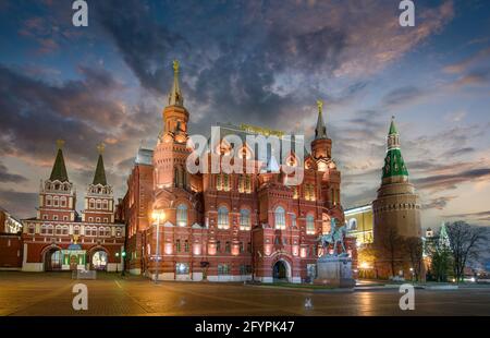 Das Staatliche Historische Museum (Geschichtsmuseum) und ein Teil des Kremls auf dem Roten Platz in Moskau, Russland bei Nacht. Blick vom Manezhnaya Platz Stockfoto