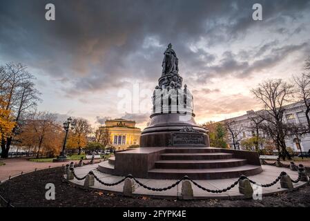 Sankt Petersburg, Russland. Das Denkmal für Katharina die große II vor dem Alexandrinsky Theater oder dem Theater der Russischen Staatlichen Puschkin Akademie Stockfoto