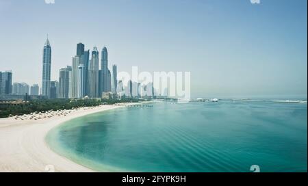 Skyline von Dubai mit Wolkenkratzern, Meer und Strand. Reisen, Tourismus, Stadtbild oder Geschäftskonzept. Am schnellsten wachsende Stadt der Welt. Vereinigte Arabische Emirate. Hochwertige Bilder Stockfoto