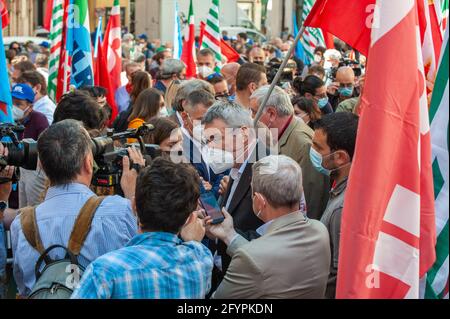 Rom, Italien 28/05/2021: Mobilisierung der CGIL-, CISL- und UIL-Gewerkschaften in Montecitorio, um die Verlängerung des Entlassungsblocks zu fordern. Auf dem Foto der Sekretär der CGIL Maurizio Landini. © Andrea Sabbadini Stockfoto