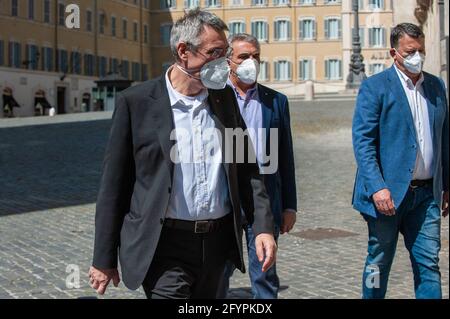 Rom, Italien 28/05/2021: Mobilisierung der CGIL-, CISL- und UIL-Gewerkschaften in Montecitorio, um die Verlängerung des Entlassungsblocks zu fordern. Auf dem Foto der Sekretär der CGIL, CISL und UIL Maurizio Landini, Luigi Sbarra und Pierpaolo Bombardieri. © Andrea Sabbadini Stockfoto