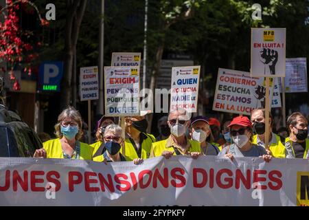 Barcelona, Spanien. Mai 2021. Während der Demonstration zeigten die Demonstranten Plakate, die menschenwürdige Pensionierungen forderten.Hunderte von Demonstranten, meist Rentner, haben in Barcelona demonstriert, die von der "Marea Pensionista" gerufen wurden, um von der spanischen Regierung eine Politik für einen würdigen Ruhestand nach dem Arbeitsleben zu fordern. (Foto von Paco Freire/SOPA Images/Sipa USA) Quelle: SIPA USA/Alamy Live News Stockfoto