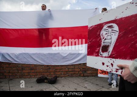 Warschau, Polen. Mai 2021. Während der Demonstration halten die Demonstranten die verbotene historische Flagge von Belarus. In Warschau versammelten sich in Polen lebende Weißrussen und Polen, um Solidarität mit der belarussischen Nation zu demonstrieren und gegen die Verhaftung von Roman Protasewitsch und die Repressionen gegen Aktivisten durch Aleksander Lukaschenko zu protestieren. (Foto von Attila Husejnow/SOPA Images/Sipa USA) Quelle: SIPA USA/Alamy Live News Stockfoto